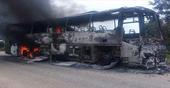 Autocarro arde em plena via pública em Macomia