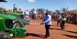 Entrega oficial de equipamentos agricolas aos comerciantes do Distrito de Balama