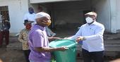 Governador entrega material de higienização das mãos as familias deslocadas